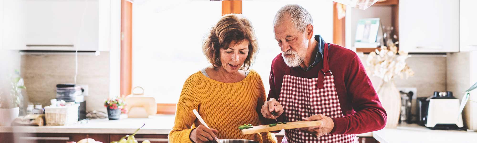 Comment adapter sa cuisine pour bien vieillir à domicile ?