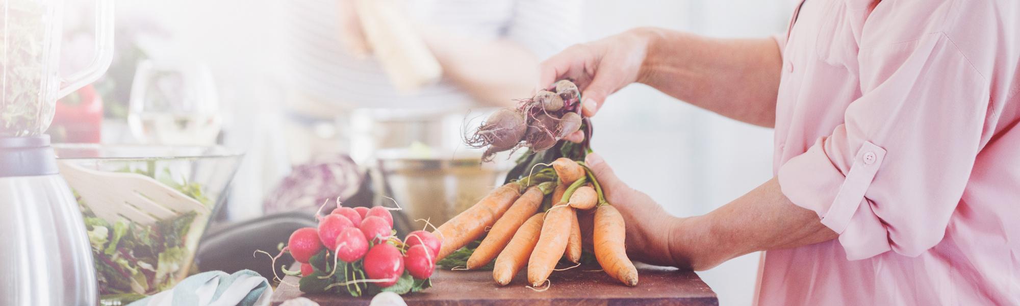 Manger main personne âgée 