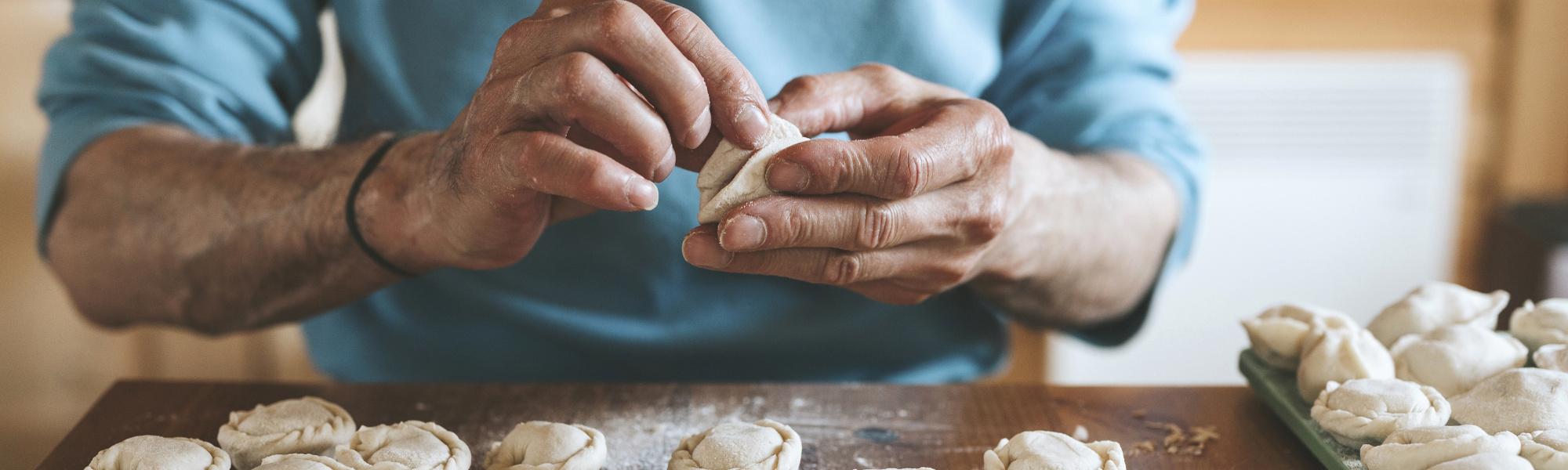 Le manger main pour les personnes âgées