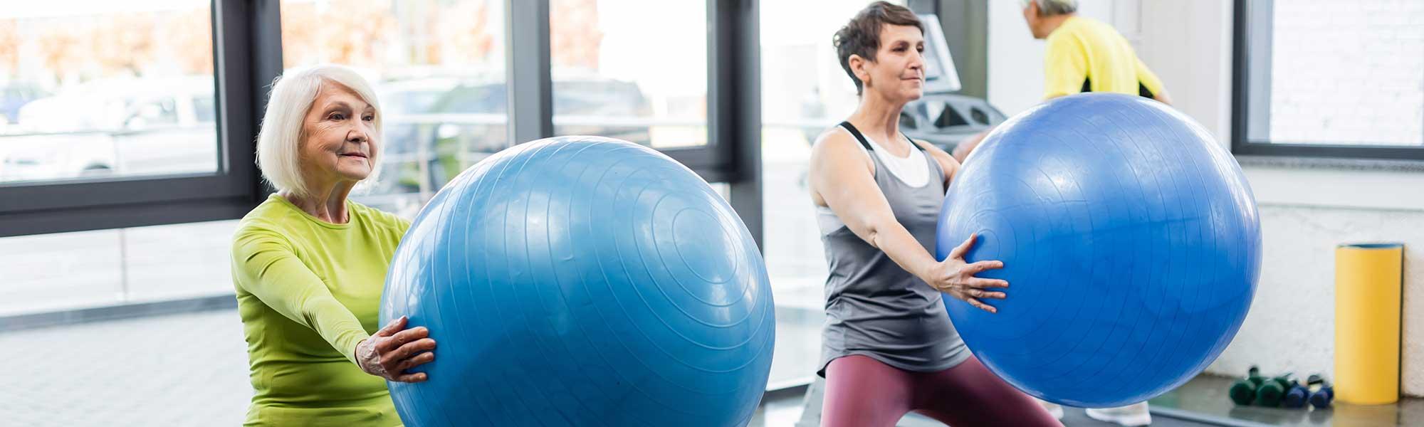 faire des exercices d'équilibre. deux femmes en tenue sportive et